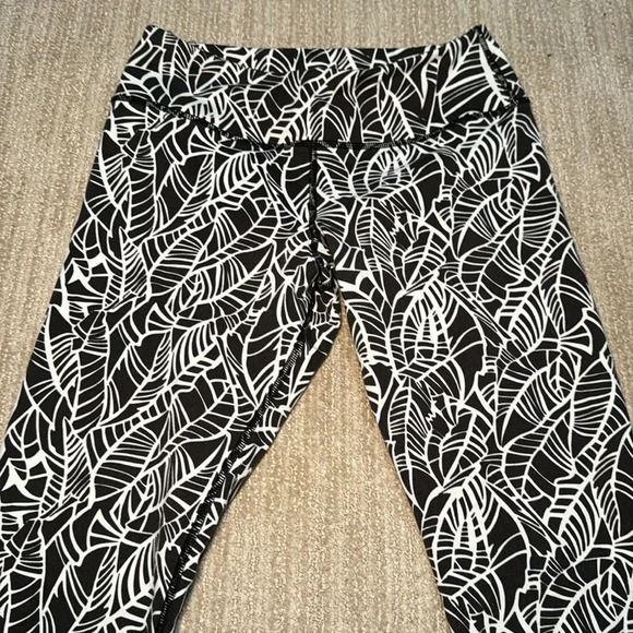 Lululemon Wunder Under Crop Full-On Luxtreme Roll Down Black High Waist Size 4 - Picture 2 of 11